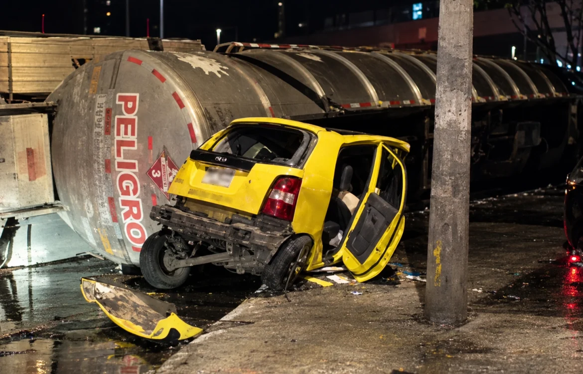 Accidente en Bello: tractocamión con gasolina volcó