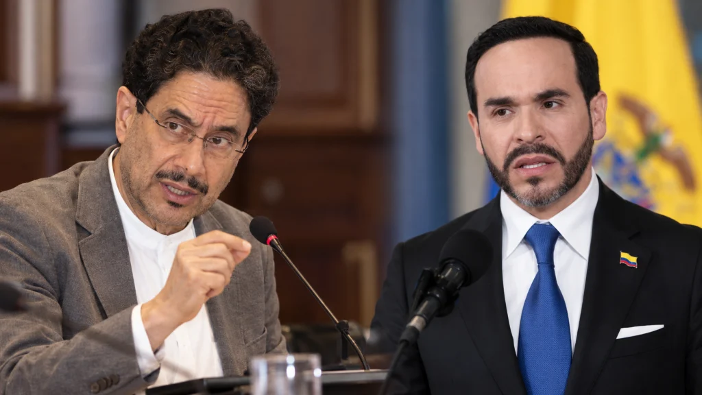 Iván Cepeda cuestiona el Decreto 1525 de 2026 firmado por Abelardo De La Espriella sobre la actuación policial durante las protestas en Colombia.